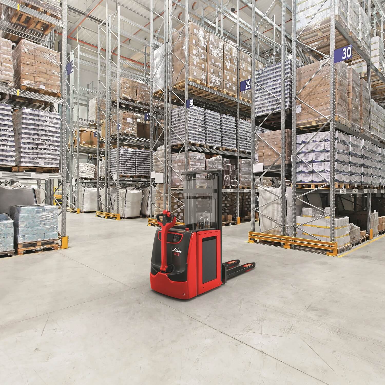 Linde stapelaar D12 D14 in magazijn