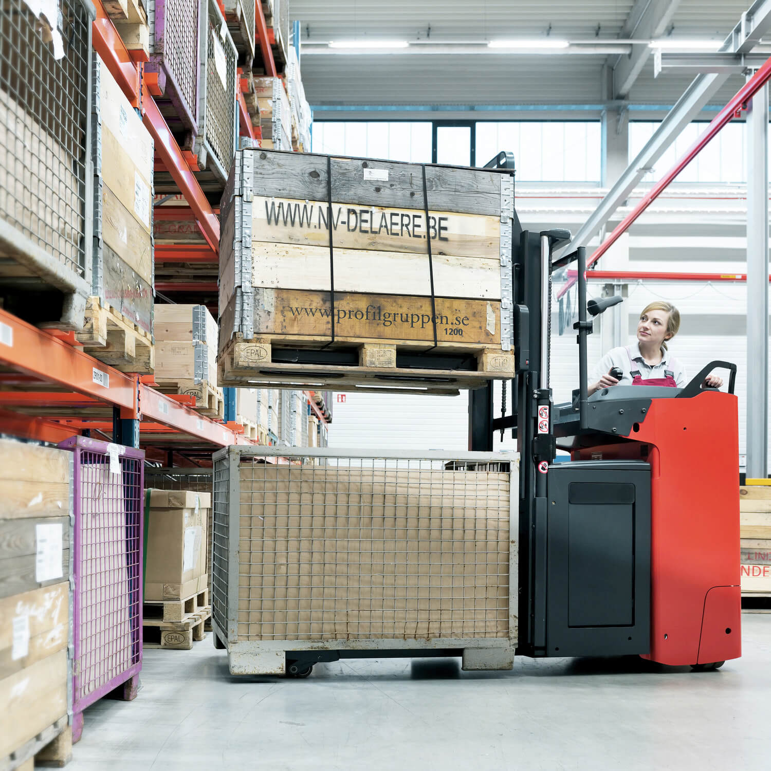 Linde stapelaar D12 R in magazijn dubbele lading vorken omhoog