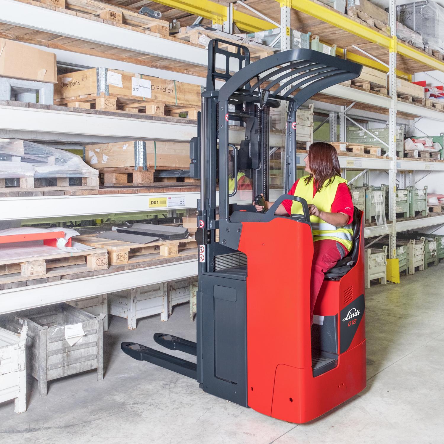 Linde stapelaar D12 R in magazijn