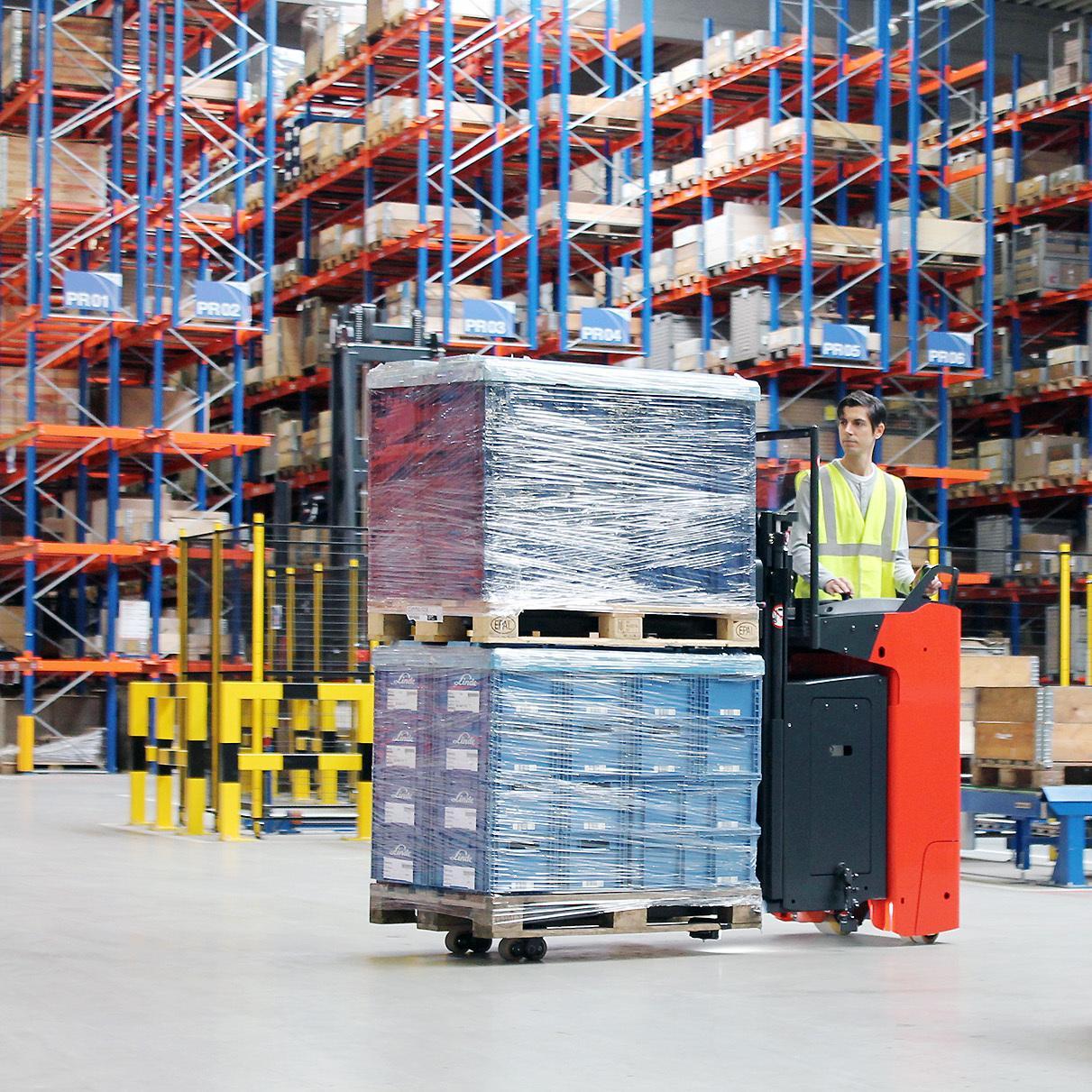 Linde stapelaar D12 S in magazijn zijdelingse positie bestuurder