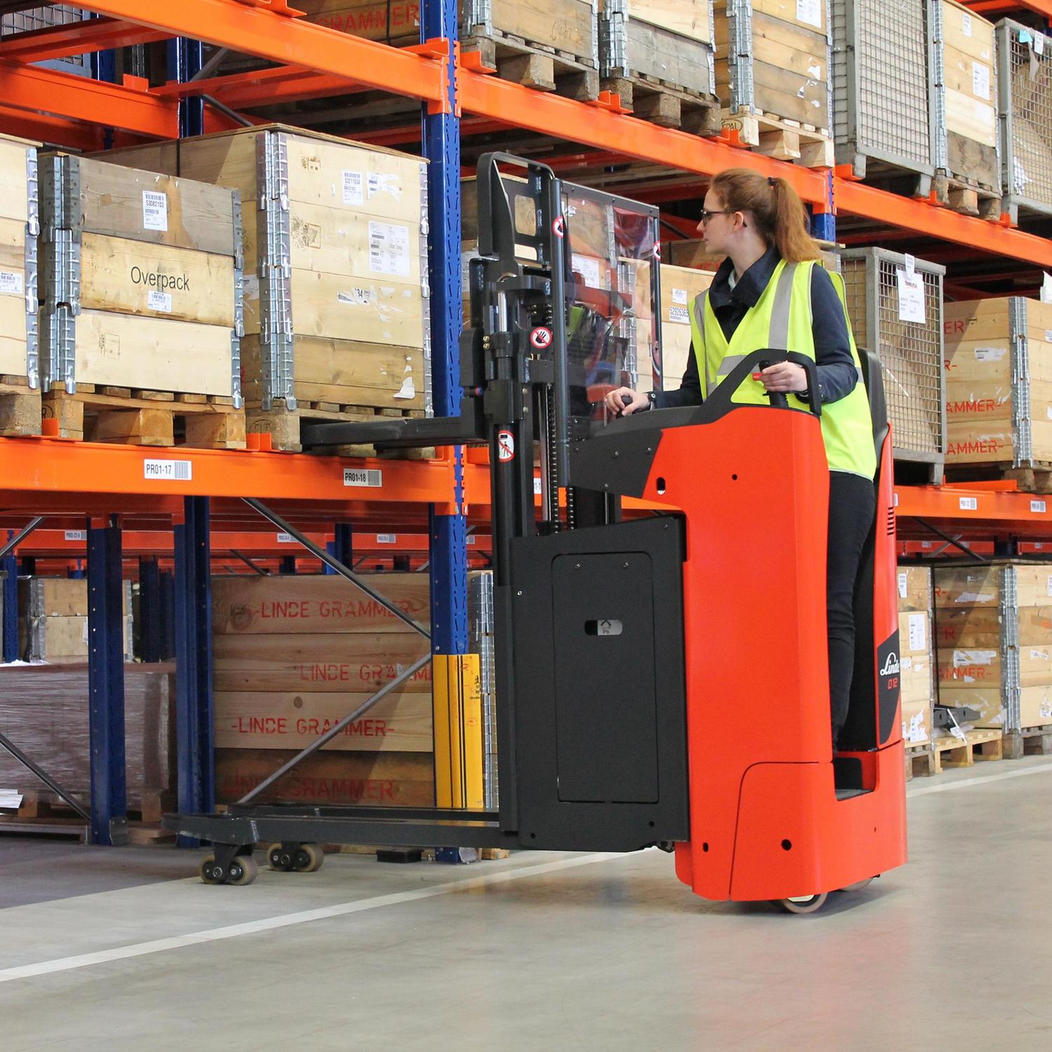 Linde stapelaar D12 S in magazijn