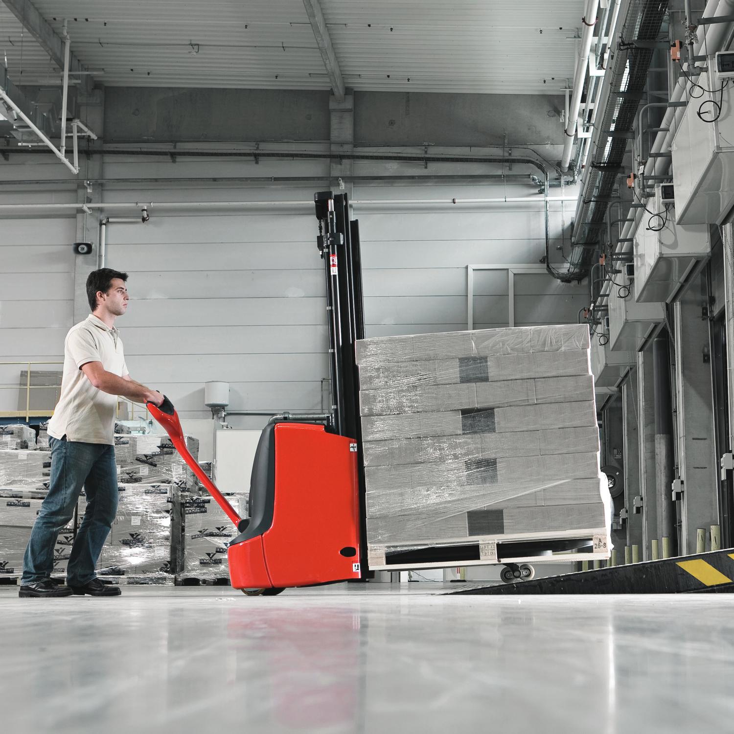 Linde stapelaar L10 L12 op helling laadplatform vrachtwagen inladen stenen bouwsector