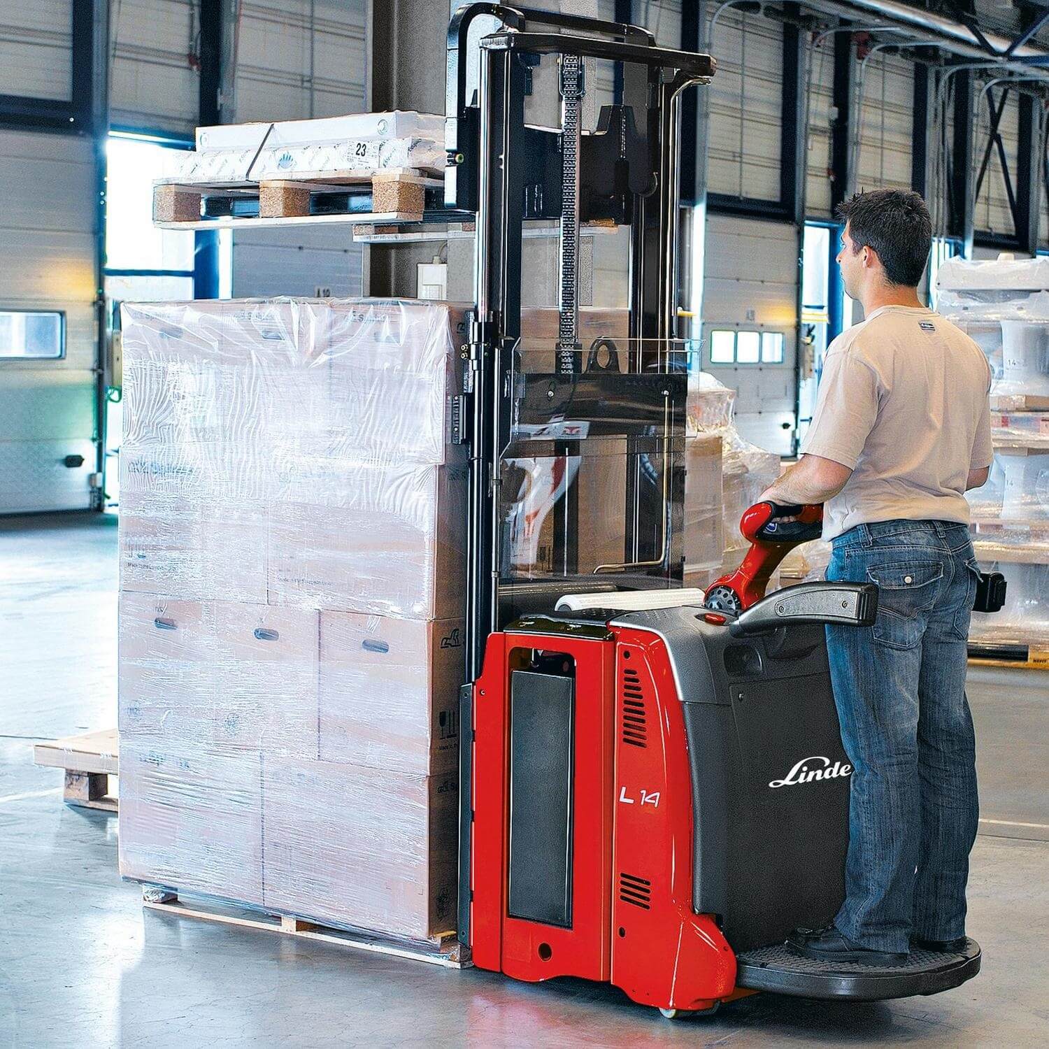 Linde stapelaar L14 AP in distributiecentrum