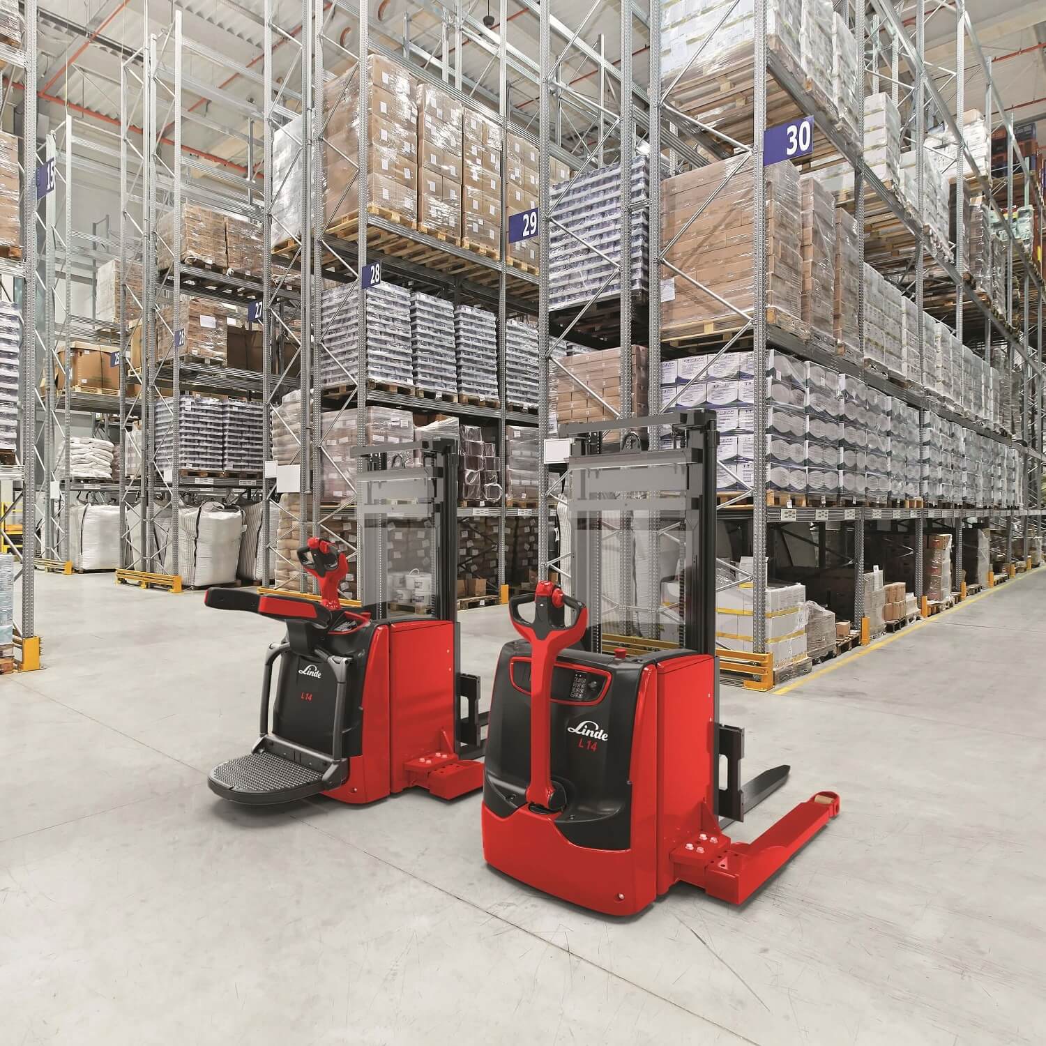 Linde stapelaar L14 L16 AS en L14 AS AP samen in magazijn