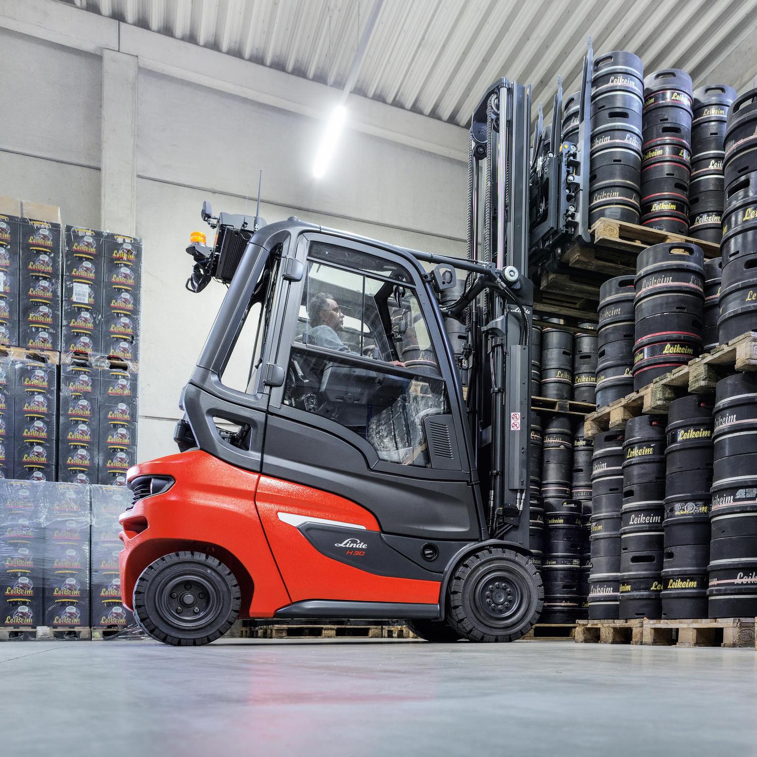 Linde thermische IC heftruck H20 H35 binnen brouwerij stapelen gesloten cabine