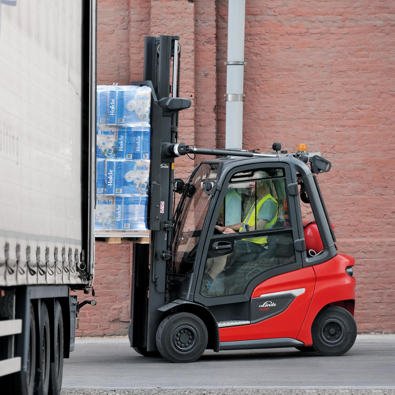 Linde thermische IC heftruck H20 H35 gesloten cabine transport inladen vrachtwagen papierindustrie