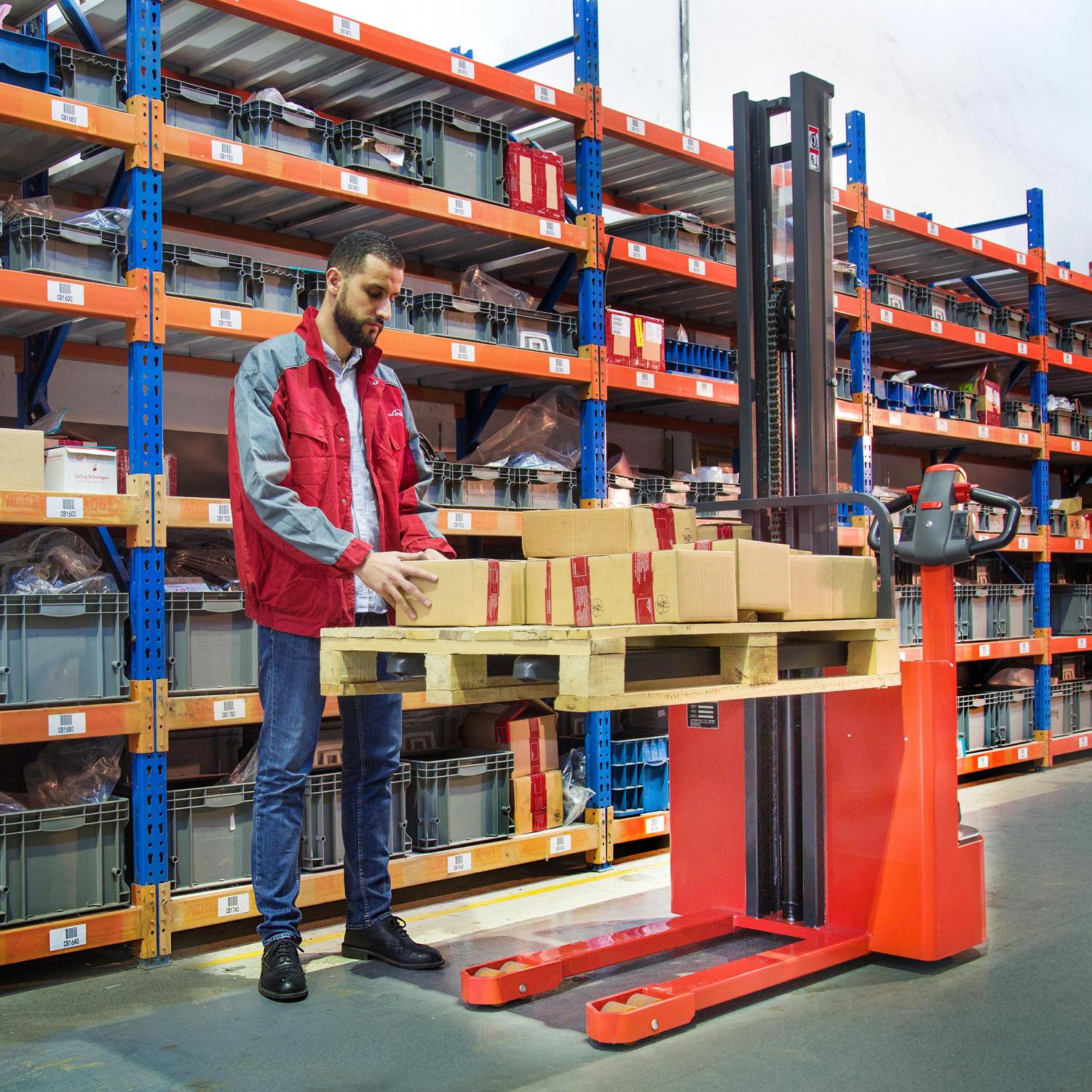 linde stapelaar ML10 MM10 als werkbank in magazijn bij orderpicken met kleine stukken