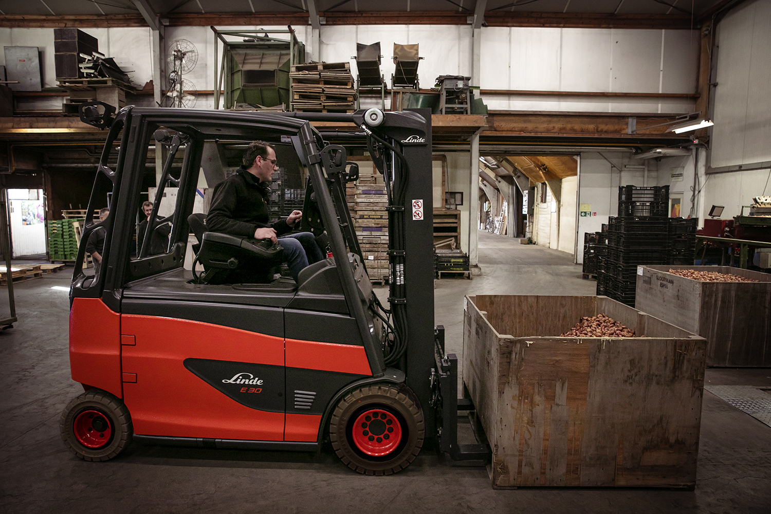 Slootman-Claassen - Medewerker gebruikt heftruck Linde in magazijn - ontvang tot 20000 subsidie