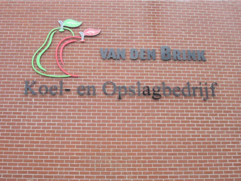 Van Den Brink Koel- en Opslagbedrijf logo op muur - Het moet een Linde zijn