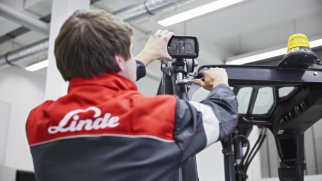 Heftruck monteur van Motrac voert een heftruck reparatie uit.