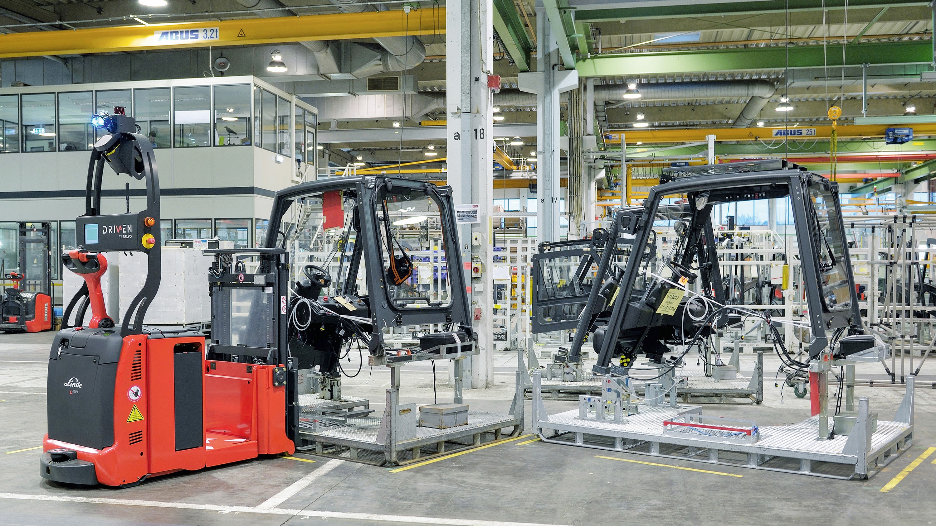 Linde L-Matic AC aan het werk in heftruckfabriekshal