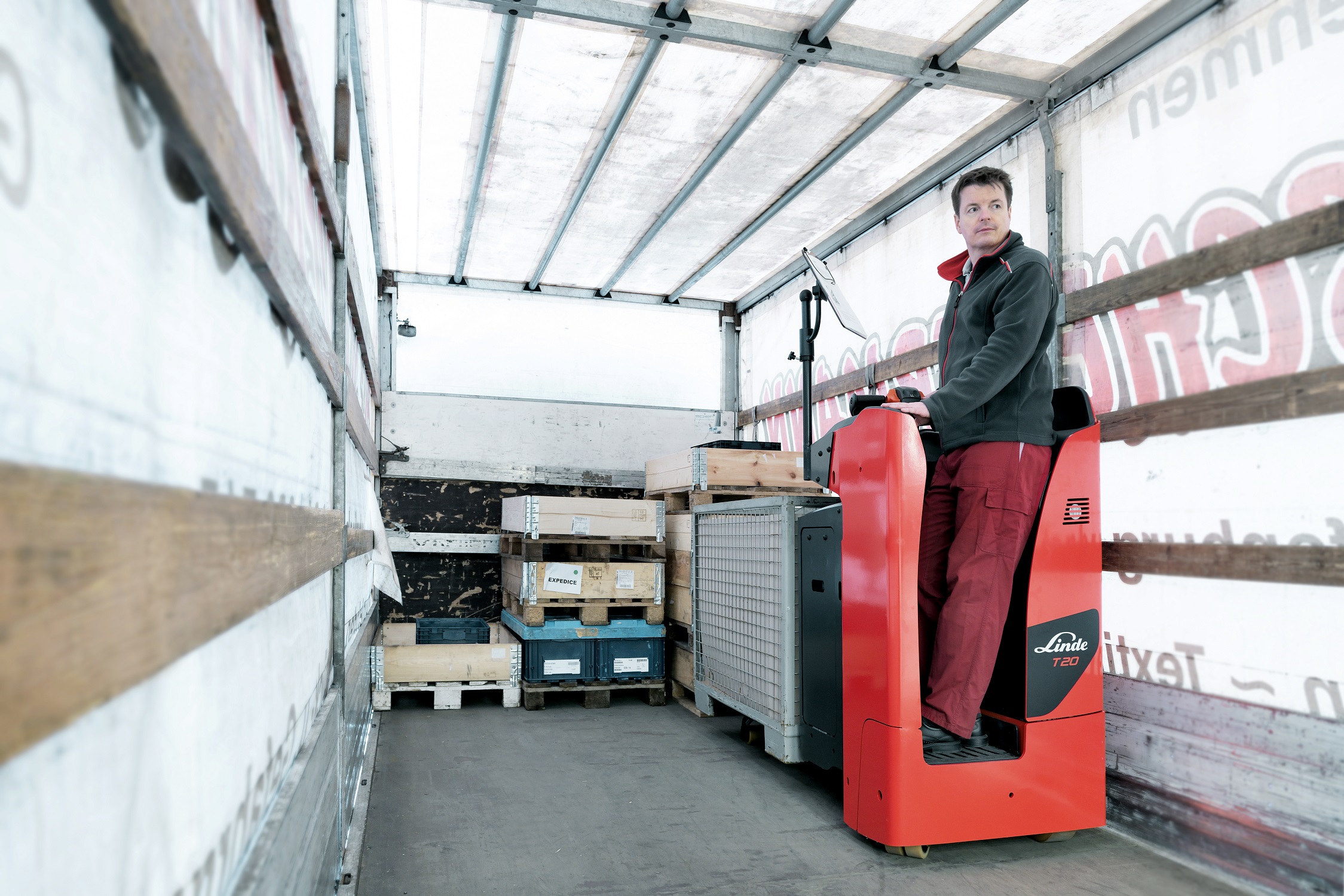 Linde T20S rijdt pallets in vrachtwagen