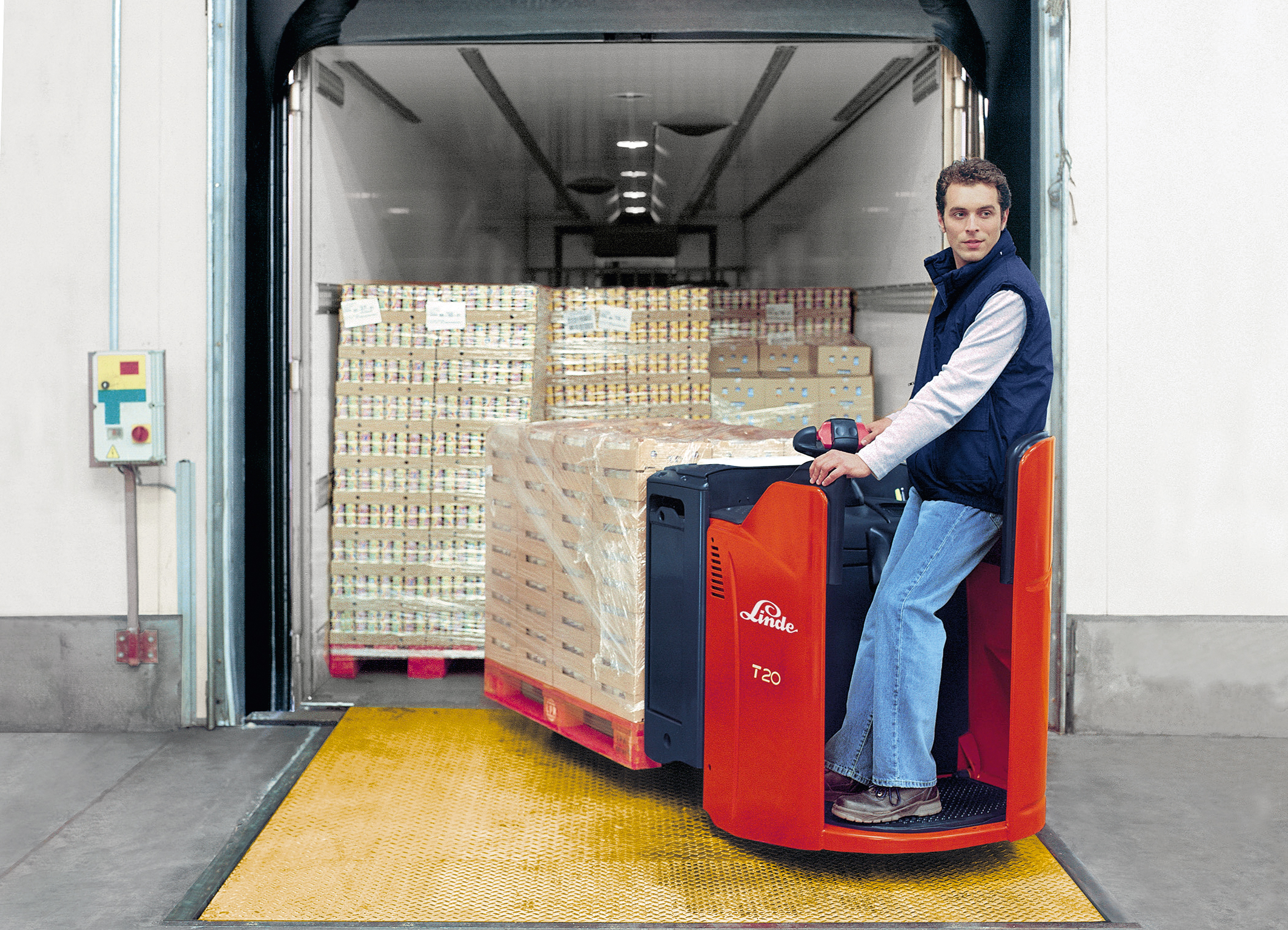 Linde T20SP rijdt vrachtwagen uit met pallets