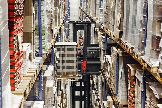 Nieuwe Linde smalle gangen truck in gebruik door medewerker in magazijn