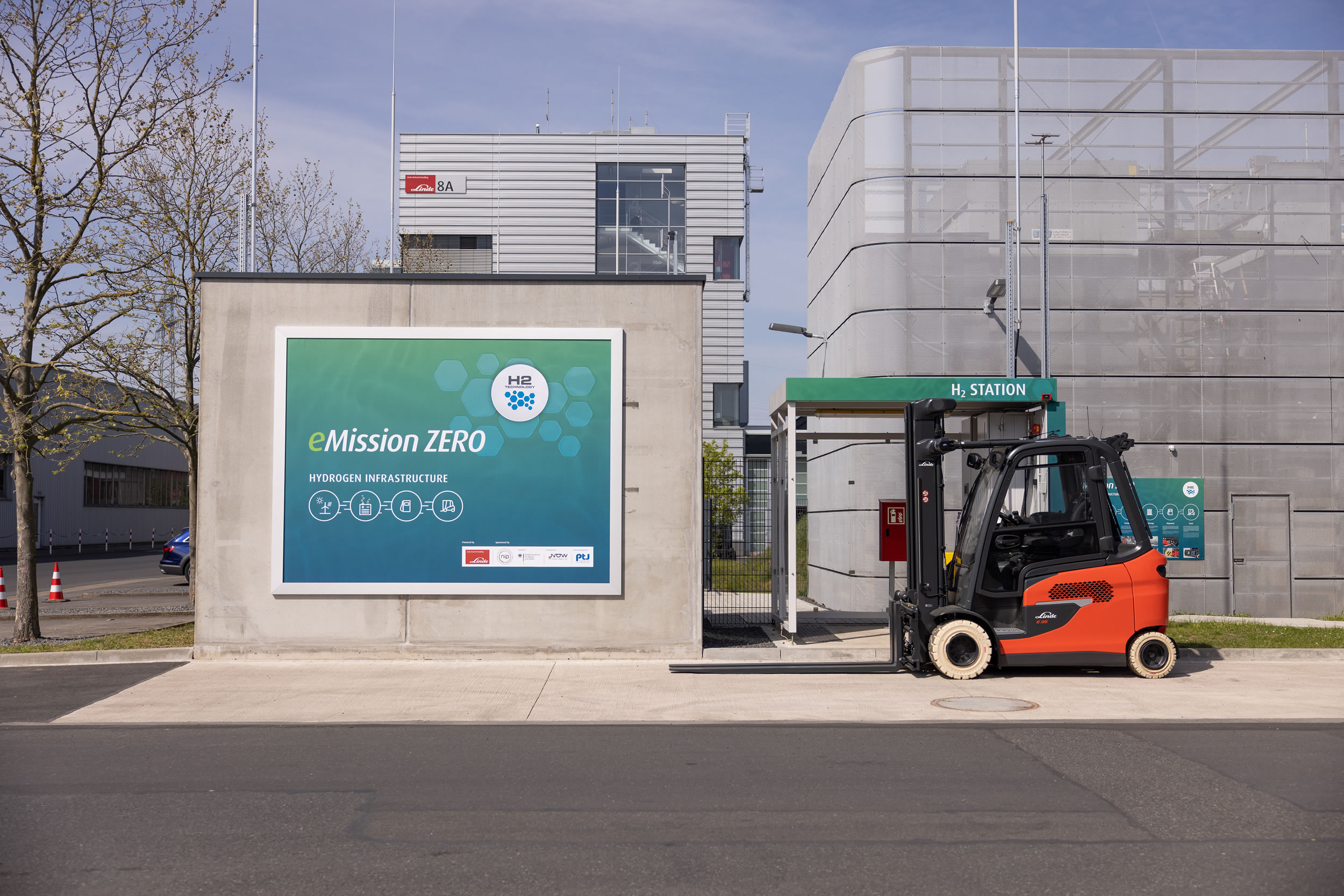 Met behulp van de in gebruik genomen waterstofinfrastructuur wordt het hele proces van H2-productie tot compressie en opslag in de dispenser in kaart gebracht.